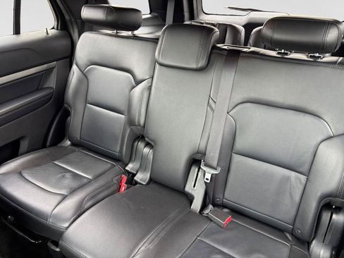 Used 2018 Ford Explorer XLT w/ Equipment Group 202A AWD/4WD image 13