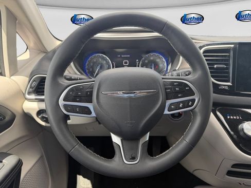 Used 2024 Chrysler Pacifica Touring-L FWD image 23