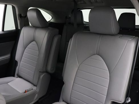 Certified 2024 Toyota Highlander XLE image 18