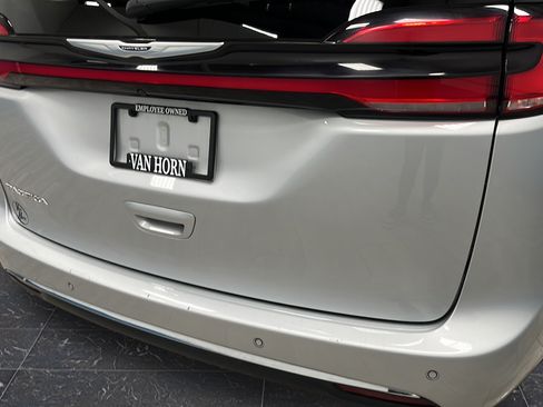 Used 2024 Chrysler Pacifica Touring-L FWD image 37