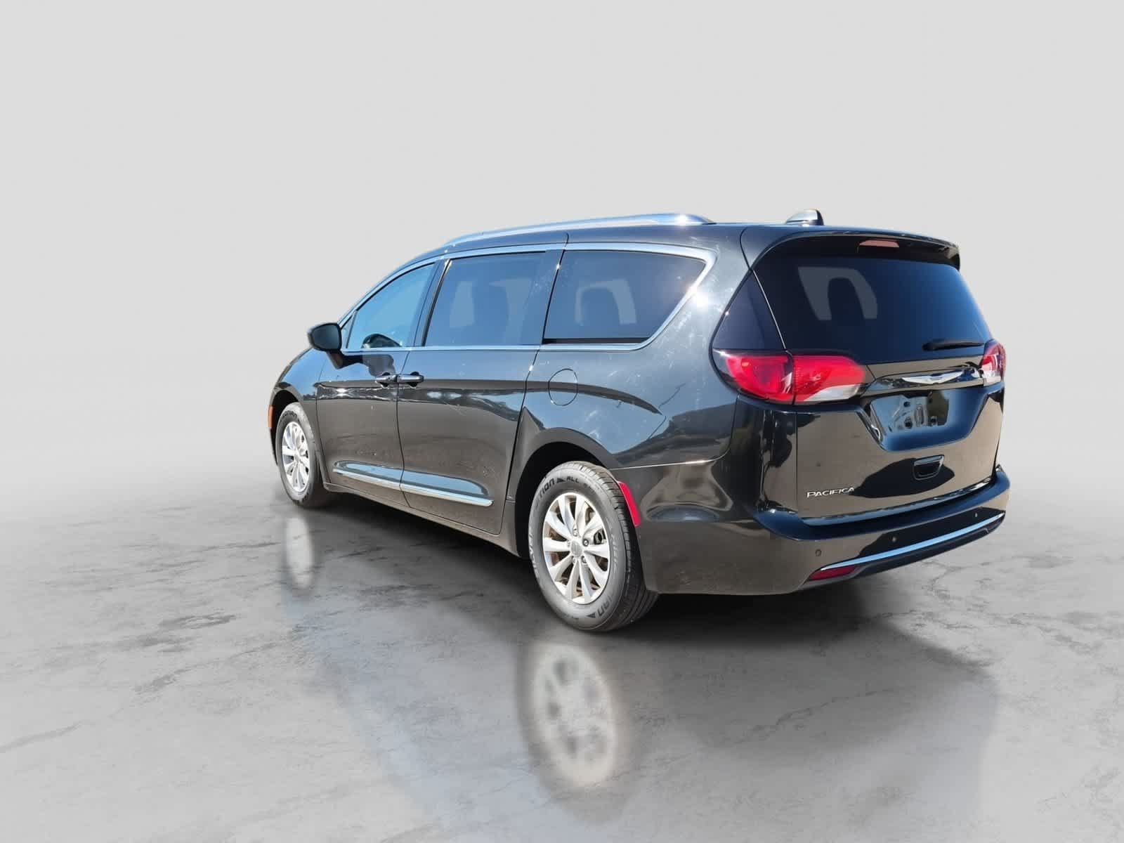 Used 2018 Chrysler Pacifica Touring-L Plus FWD image 6