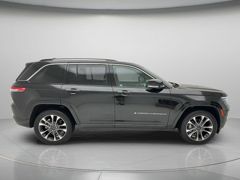 Used 2023 Jeep Grand Cherokee Overland w/ Luxury Tech Group IV AWD/4WD image 4