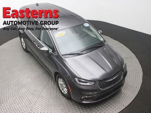 Used 2023 Chrysler Pacifica Touring-L image 3