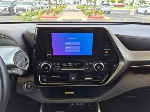 Used 2023 Toyota Highlander XLE FWD image 13