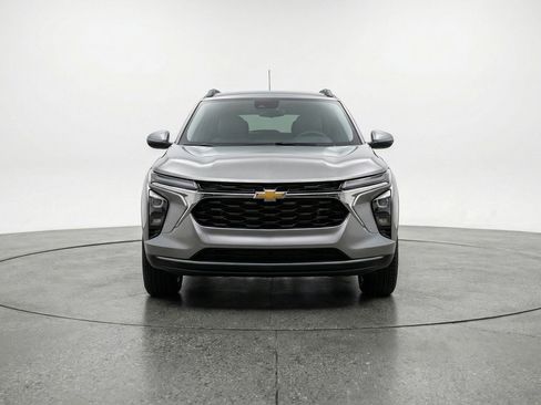 Used 2025 Chevrolet Trax LT FWD image 2