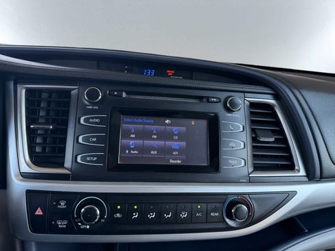Used 2014 Toyota Highlander LE AWD/4WD image 14