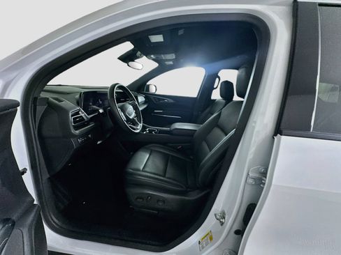 Used 2025 Chevrolet Traverse LT FWD image 13