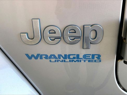 Used 2022 Jeep Wrangler Unlimited Sahara image 9