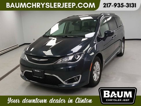 Used 2020 Chrysler Pacifica Touring-L image 1