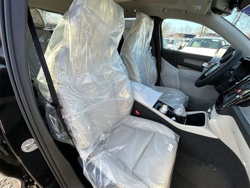 New 2025 Volvo XC40 B5 Ultra w/ Protection Package Premier image 15