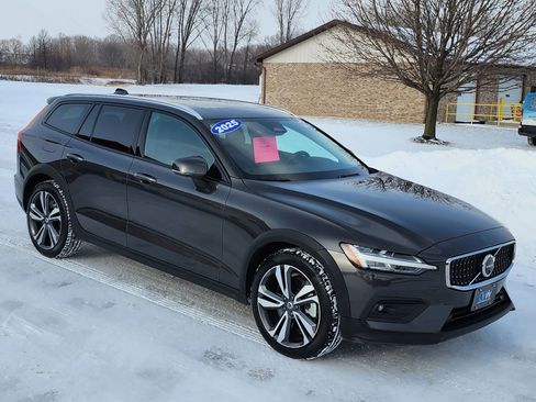 Used 2025 Volvo V60 B5 Cross Country Plus image 2