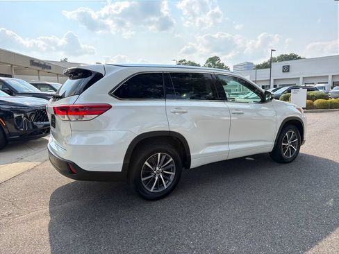 Used 2017 Toyota Highlander XLE FWD image 12