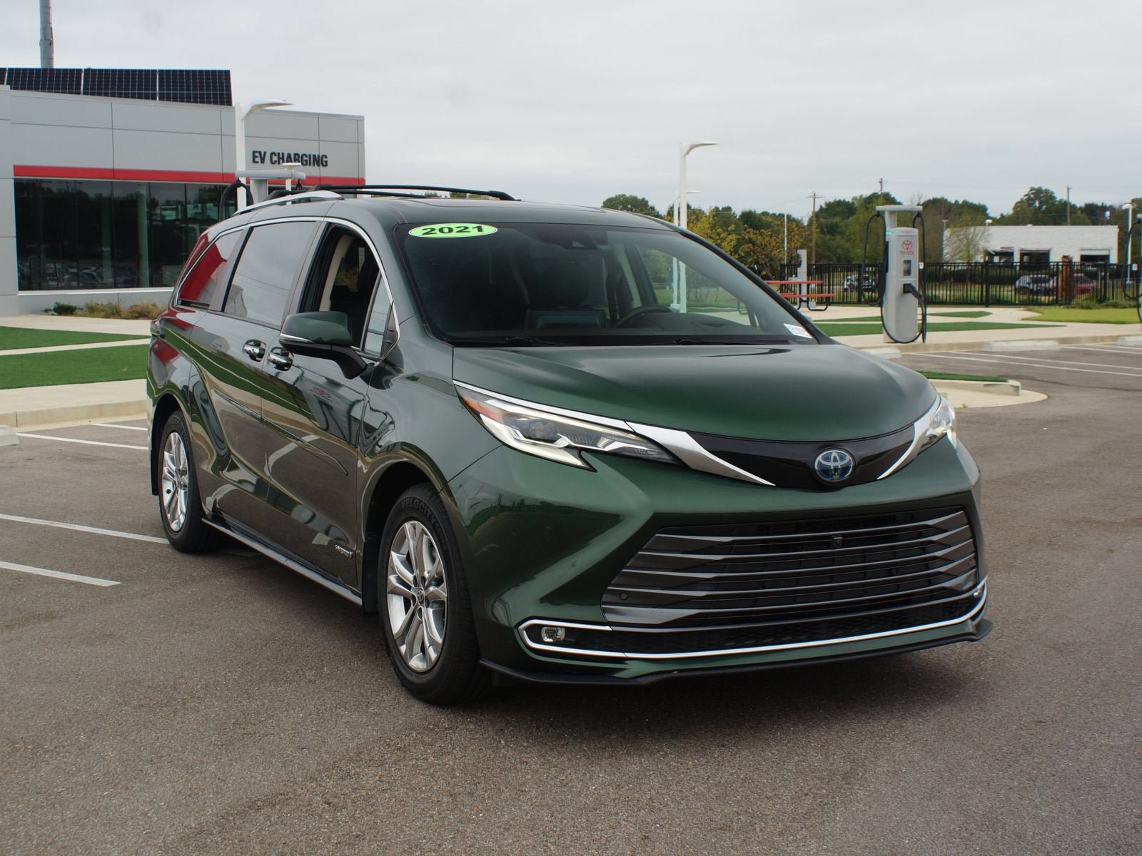 Used 2021 Toyota Sienna Platinum w/ Outdoor Package (TMS) AWD/4WD image 2