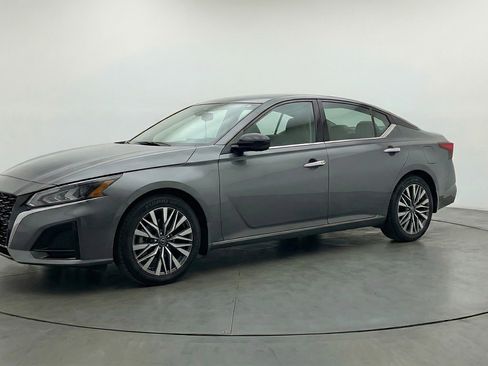Used 2025 Nissan Altima 2.5 SV image 3
