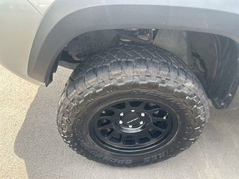 Used 2022 Toyota Tacoma TRD Off-Road AWD/4WD image 9