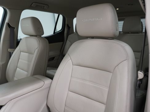 Used 2017 GMC Acadia Denali w/ Technology Package FWD image 11