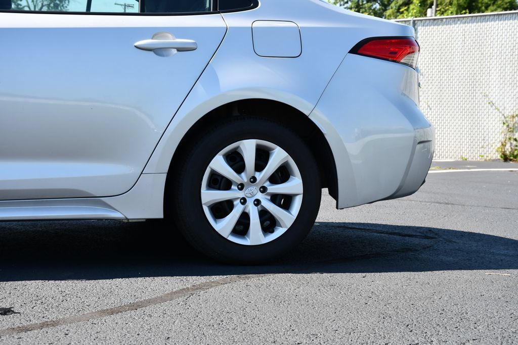 Used 2025 Toyota Corolla LE FWD image 11