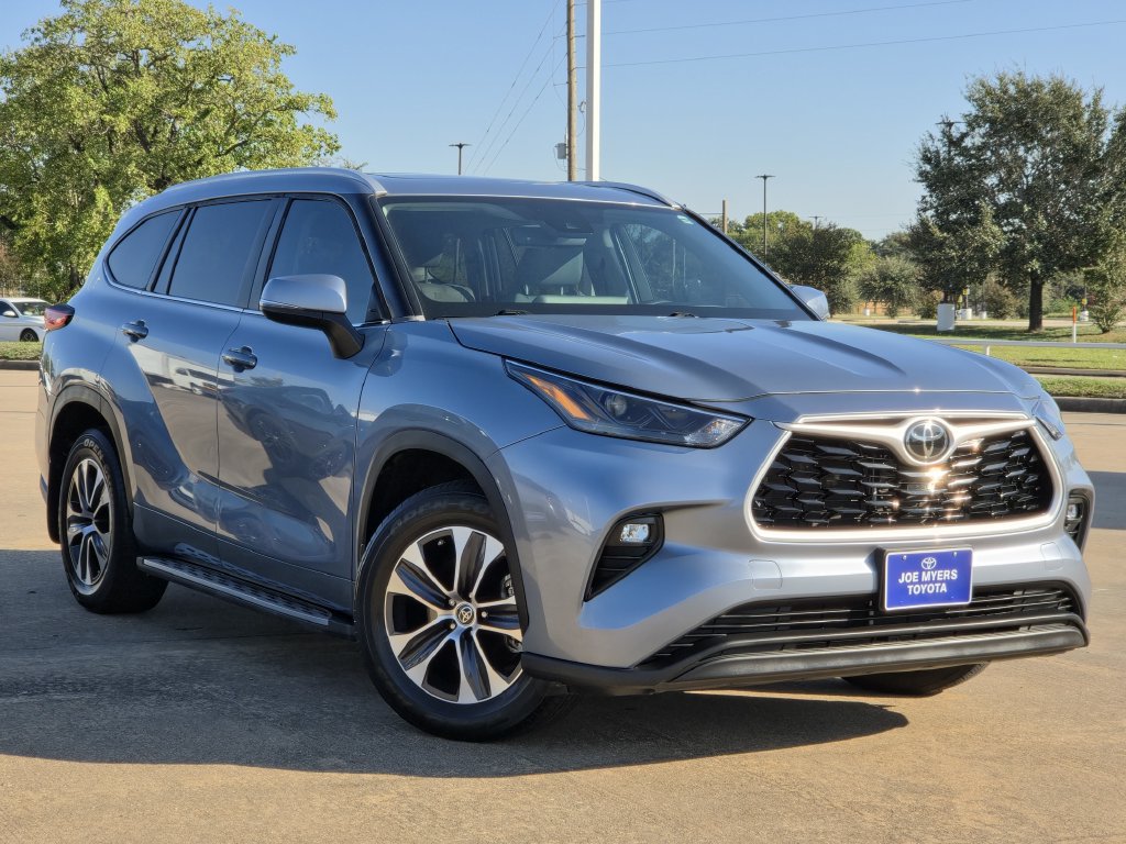 Used 2023 Toyota Highlander XLE FWD image 2