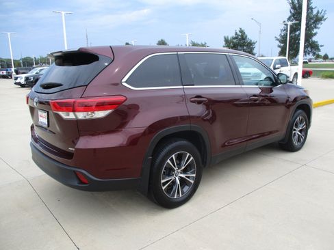 Used 2019 Toyota Highlander LE AWD/4WD image 7