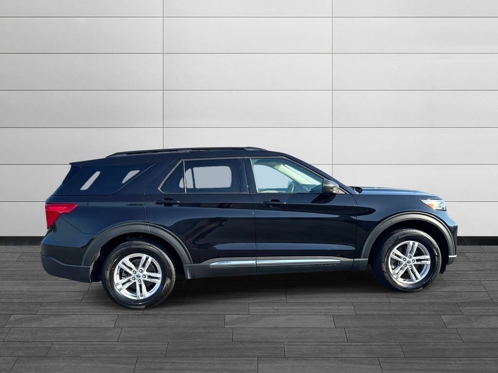 Used 2024 Ford Explorer XLT RWD image 2