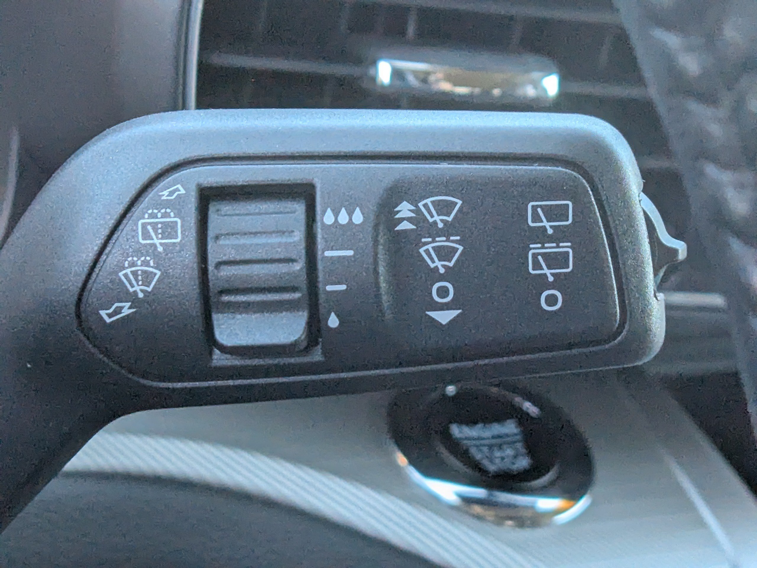 Used 2023 Ford Explorer XLT w/ Equipment Group 202A AWD/4WD image 31