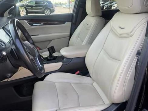 Used 2017 Cadillac XT5 Premium Luxury FWD image 3