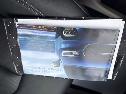 Used 2024 Chrysler Pacifica Touring-L image 25