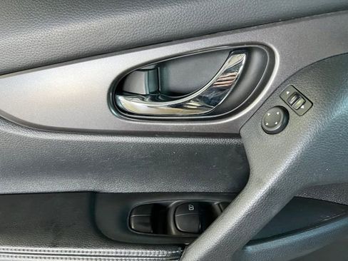 Used 2016 Nissan Rogue SV image 16