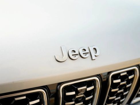 Used 2022 Jeep Grand Cherokee Summit AWD/4WD image 10