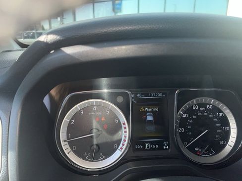 Used 2018 Nissan Titan SV w/ SV Convenience Package image 4