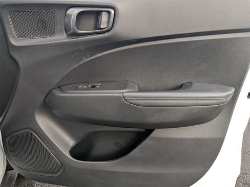 Used 2025 Hyundai Venue Limited image 34