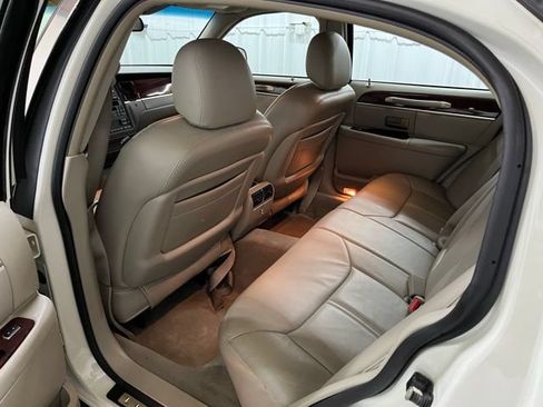 Used 2005 Lincoln Town Car Signature Limited RWD image 18