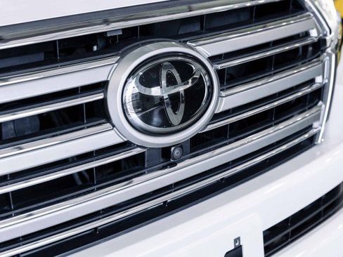 Used 2018 Toyota Land Cruiser image 40