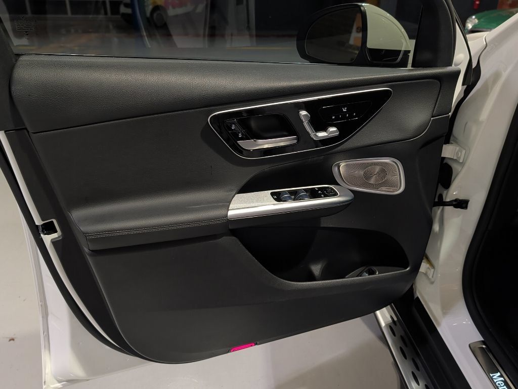 Used 2025 Mercedes-Benz GLC 300 4MATIC image 16