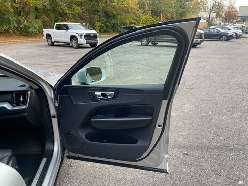 Used 2018 Volvo XC60 T5 Momentum w/ Vision Package image 55