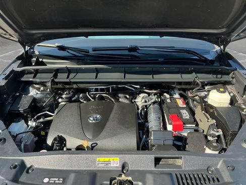 Used 2021 Toyota Highlander LE AWD/4WD image 9