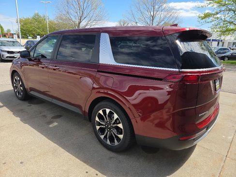 Used 2024 Kia Carnival EX FWD image 3