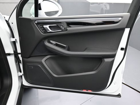 Certified 2026 Porsche Macan AWD/4WD image 29