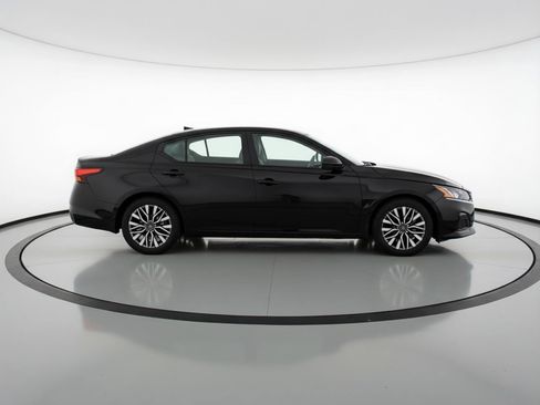 Used 2025 Nissan Altima 2.5 SV FWD image 11