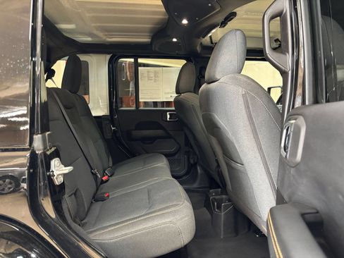 Used 2025 Jeep Wrangler Unlimited Sahara AWD/4WD image 25