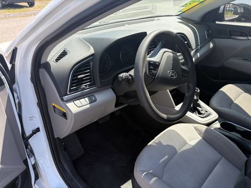 Used 2017 Hyundai Elantra SE image 4