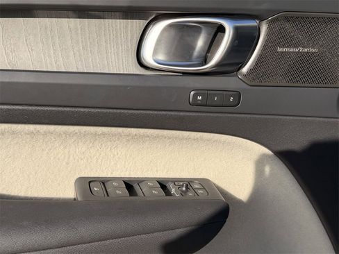 Used 2023 Volvo XC40 B5 Ultimate w/ Protection Package Premier image 11