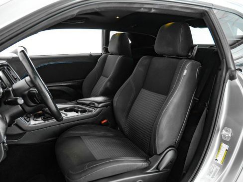 Used 2015 Dodge Challenger SXT image 28