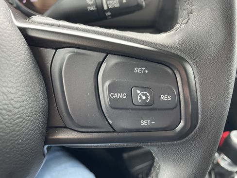 Used 2023 Jeep Gladiator Sport image 11