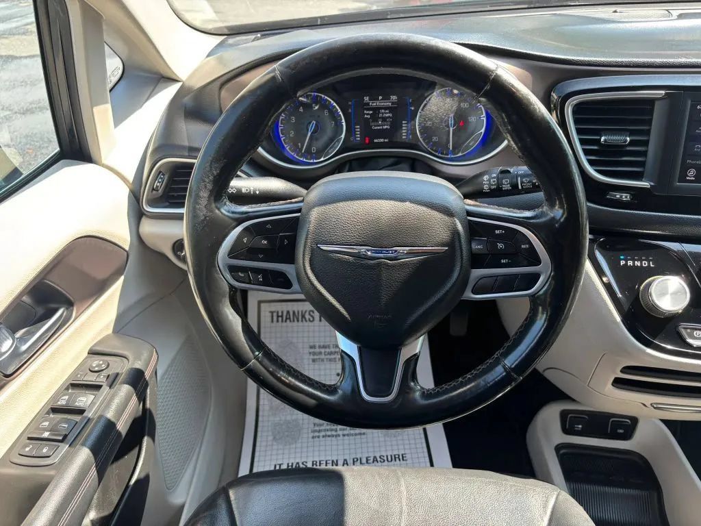 Used 2019 Chrysler Pacifica Touring-L FWD image 21