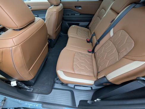 Certified 2026 Nissan Pathfinder Platinum w/ Cargo Package FWD image 18