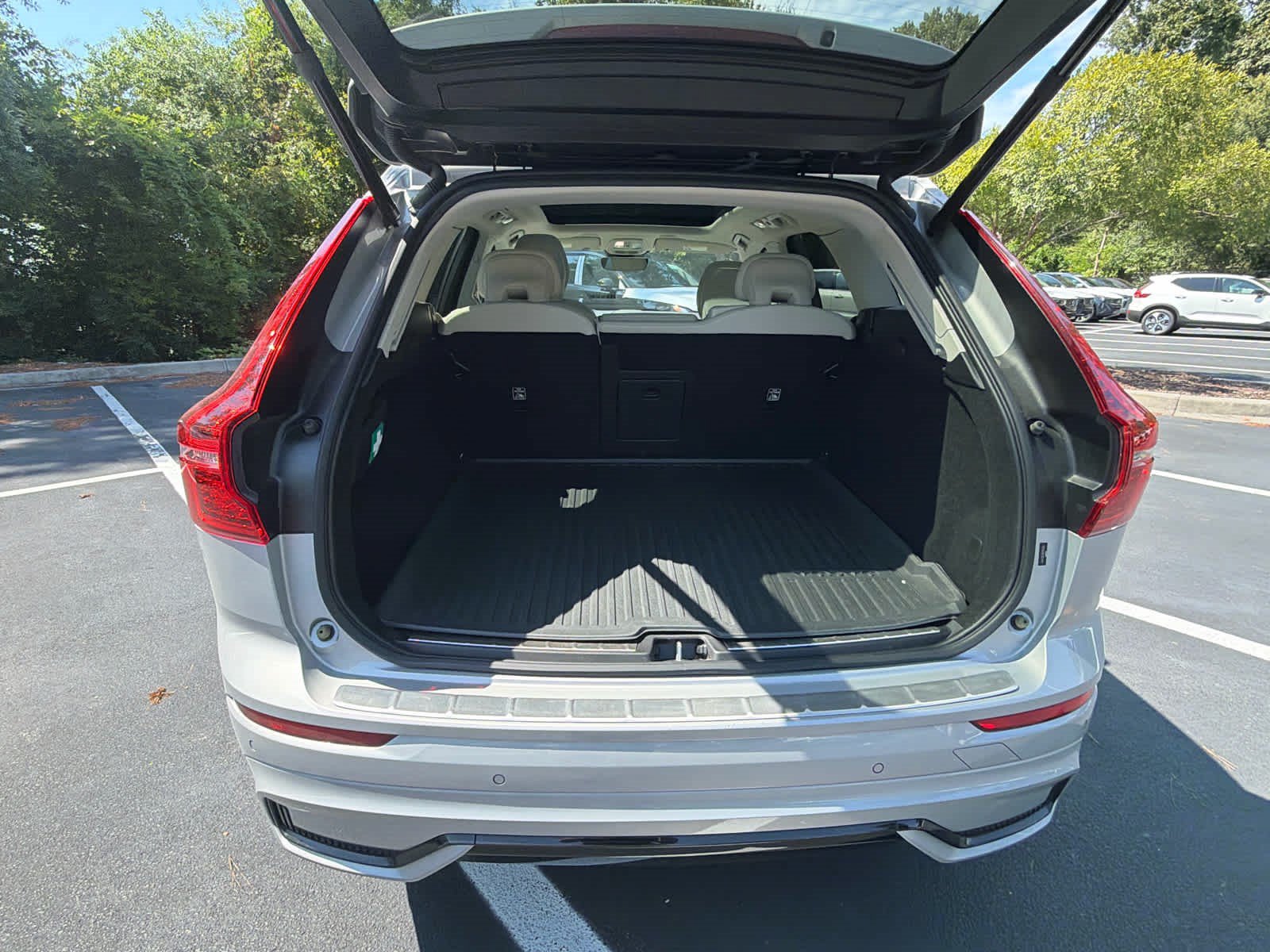 Used 2024 Volvo XC60 B5 Plus w/ Protection Package Premier AWD/4WD image 22