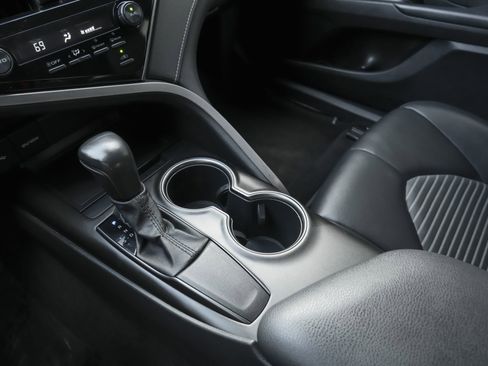 Used 2021 Toyota Camry SE image 12