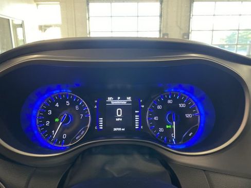 Used 2020 Chrysler Pacifica Touring w/ S Appearance Package FWD image 12