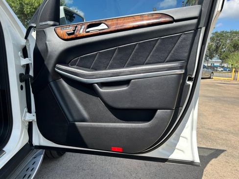 Used 2014 Mercedes-Benz GL 550 4MATIC image 34